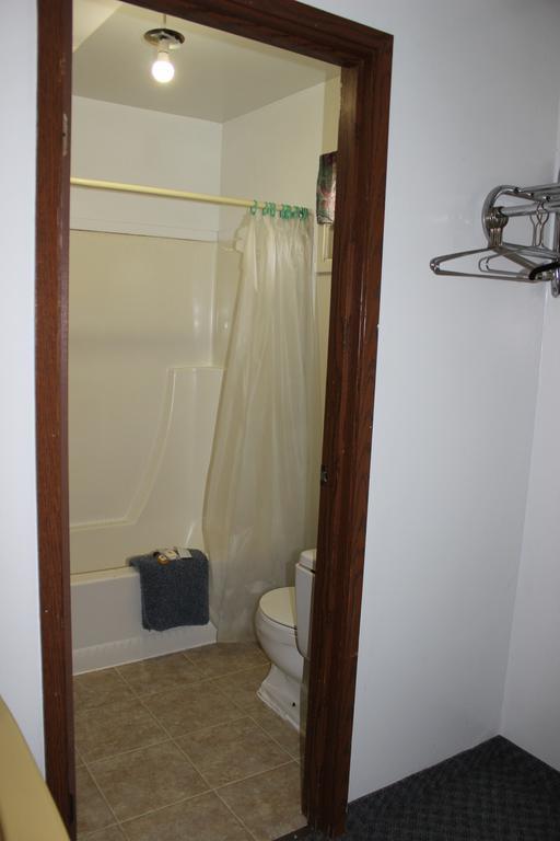 Raval Paradise Motel And Rv Park Youngstown ภายนอก รูปภาพ