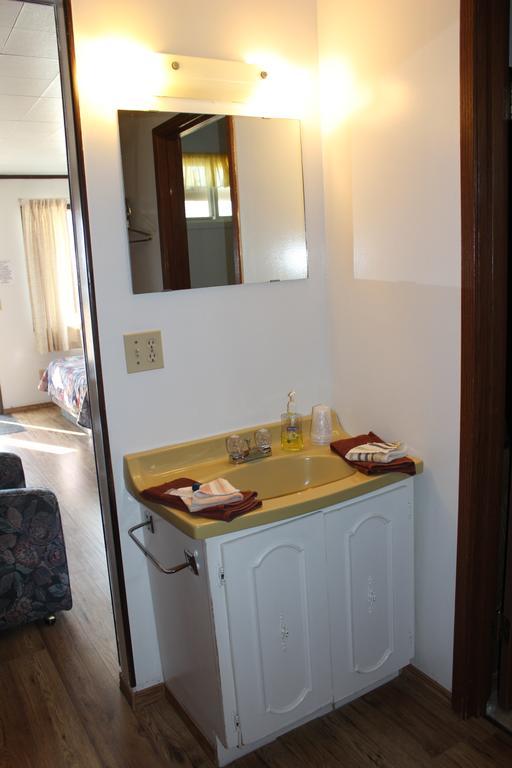 Raval Paradise Motel And Rv Park Youngstown ภายนอก รูปภาพ