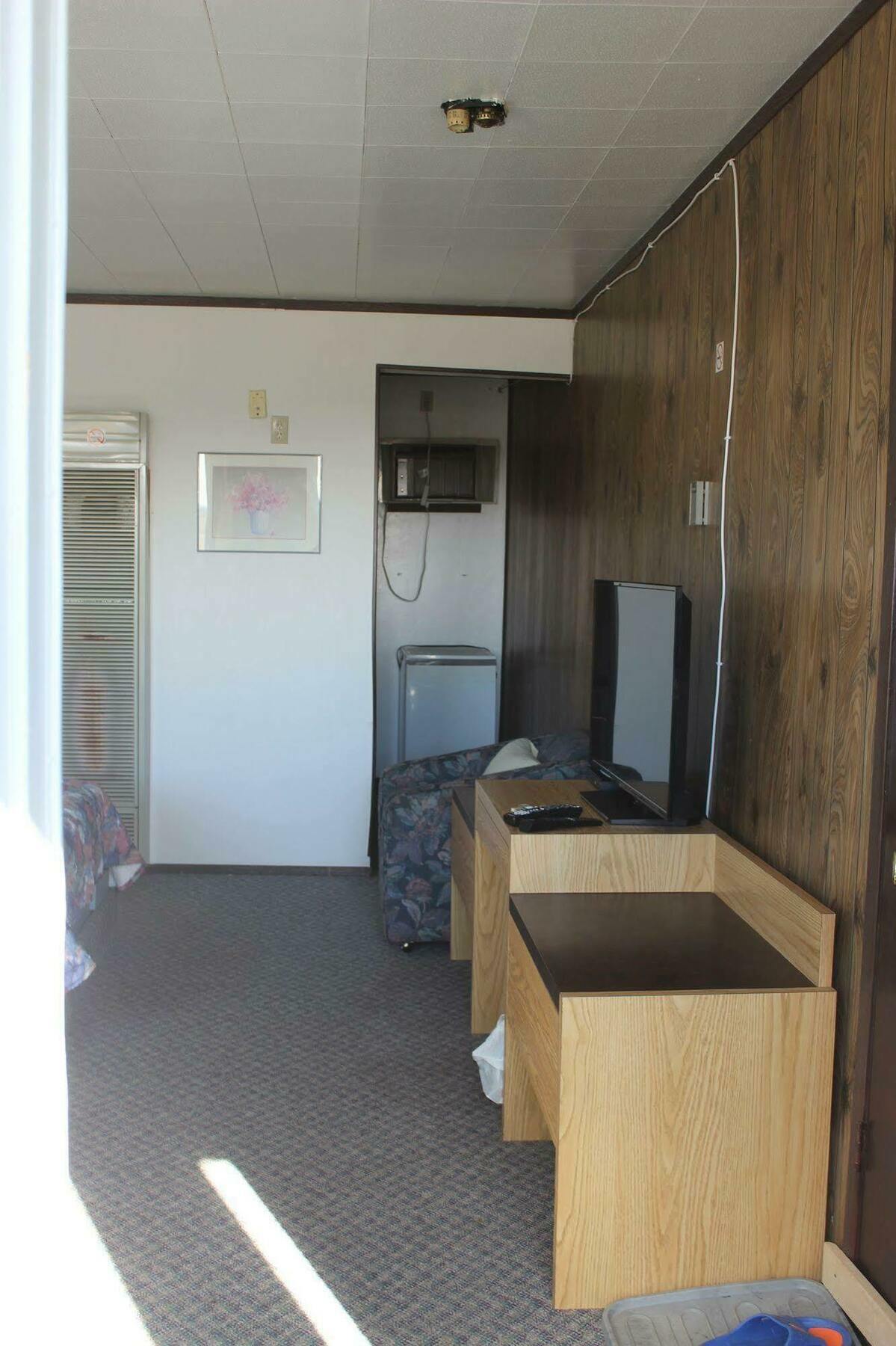 Raval Paradise Motel And Rv Park Youngstown ภายนอก รูปภาพ