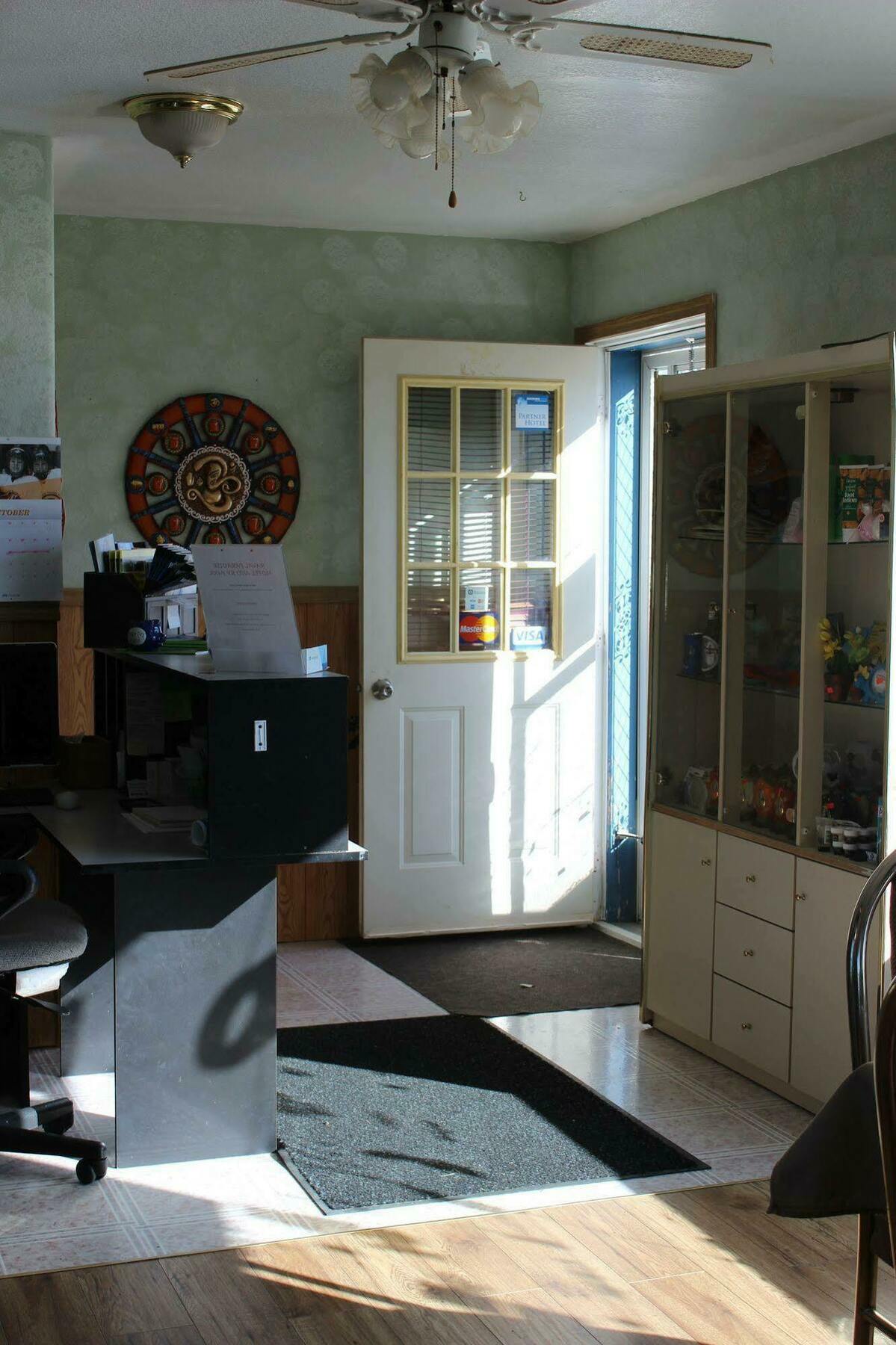 Raval Paradise Motel And Rv Park Youngstown ภายนอก รูปภาพ